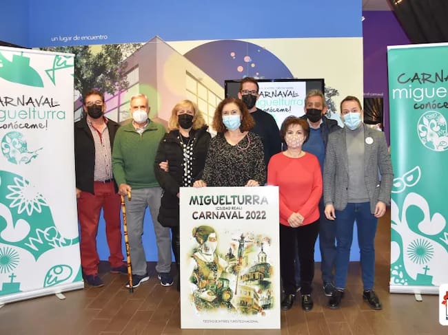 Laura Arriaga, alcaldesa de Miguelturra, junto a las principales autoridades del Carnaval churriego como las Máscaras Mayores