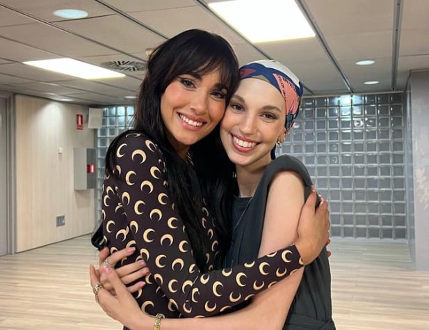 Aitana junto a Elena Huelva.