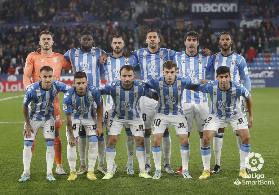 El equipo titular del Málaga en el partido contra el Levante en el Ciutat de Valencia