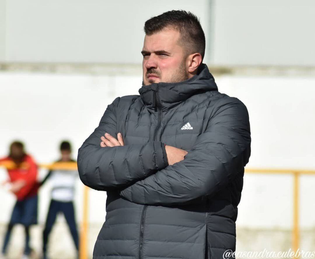 Angulo dirigiendo un partido la temporadas pasada