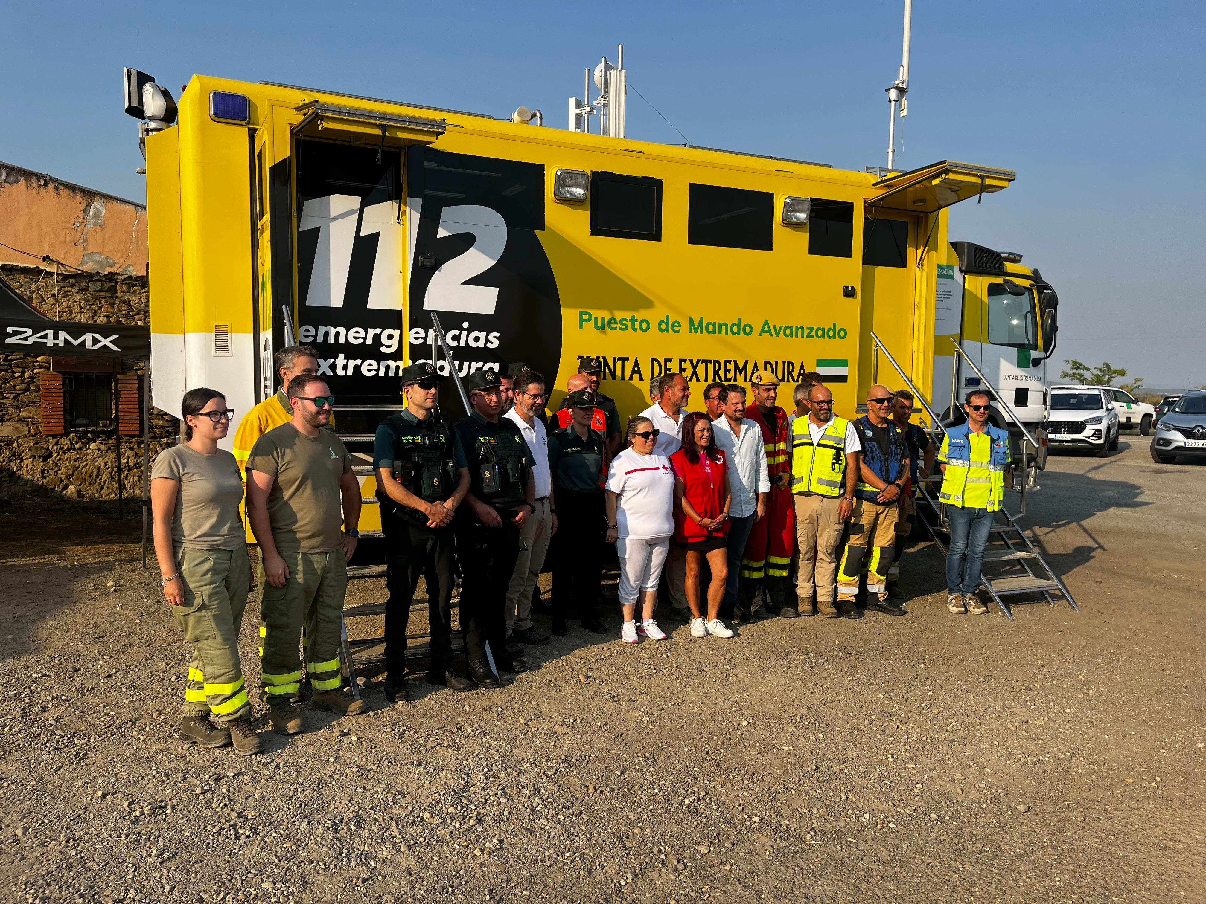 Foto de familia del operativo del incendio de Jarilla