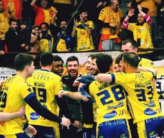 Los jugadores amarillos quieren festejar ante los levantinos, como ya hicieran ante Oviedo en el último partido en casa