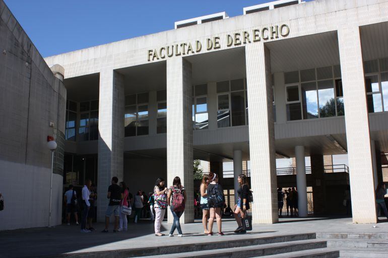 Estudiantes de Selectividad a las puertas de la facultad