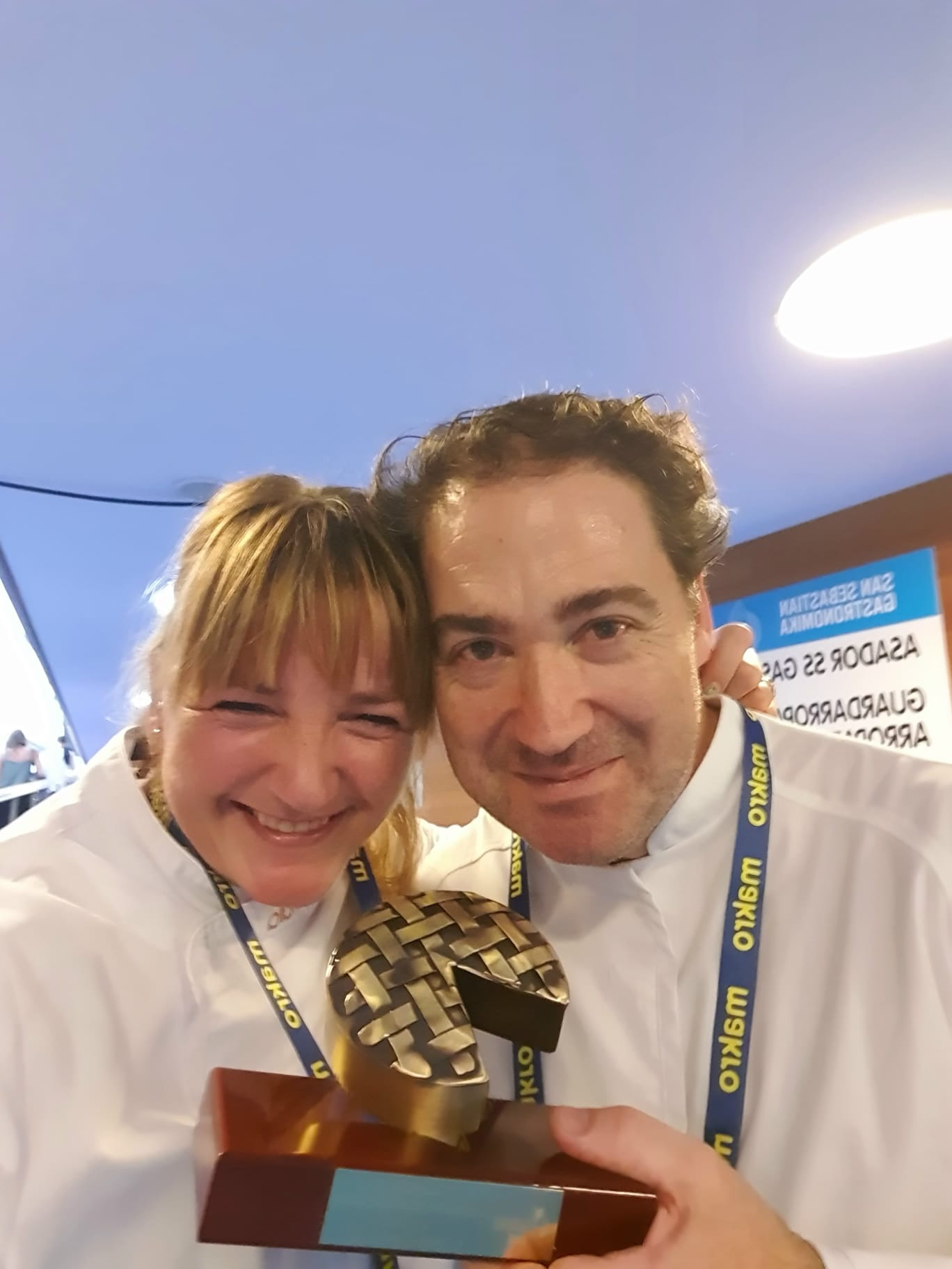 Elena Garmendia y Rafael Pérez, tras recibir el premio