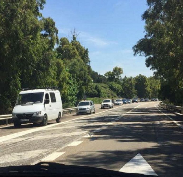 Imagen de una jornada de retenciones en el enlace por carretera entre Algeciras y Tarifa.
