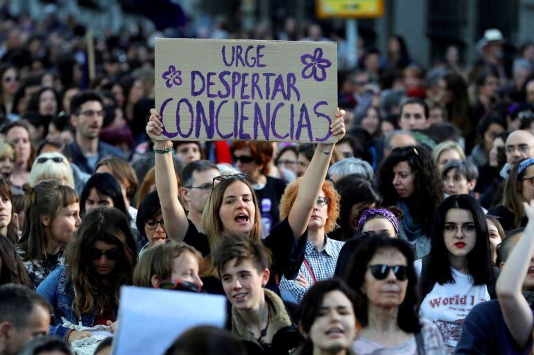 Manifestación feminista en protesta por la sentencia sobre los cinco miembros de La Manada, condenados por abusos sexuales, pero no por violación, a una joven madrileña durante los sanfermines de 2016