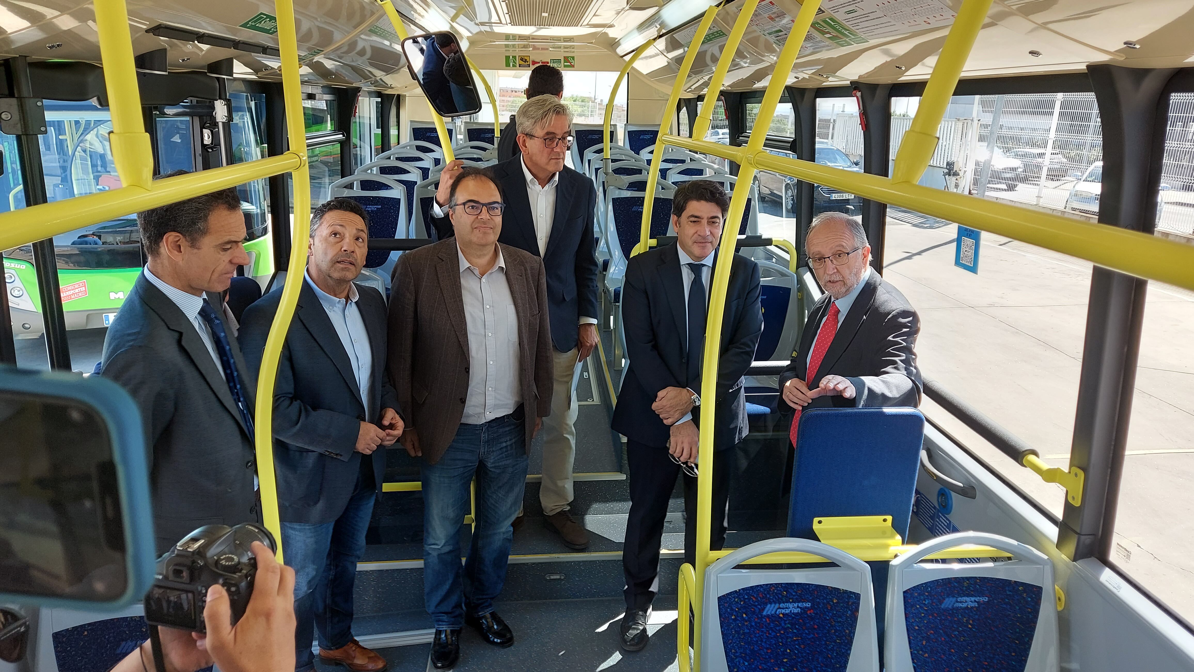 El alcalde de Leganés y el consejero madrileño de Transportes en el interior de uno de los nuevos vehículos a gas