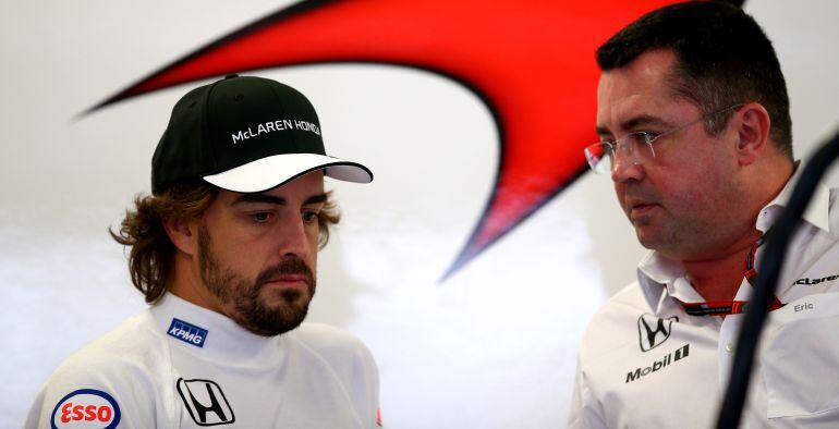 Fernando Alonso y Eric Boullier, en el GP de Rusia de 2016.