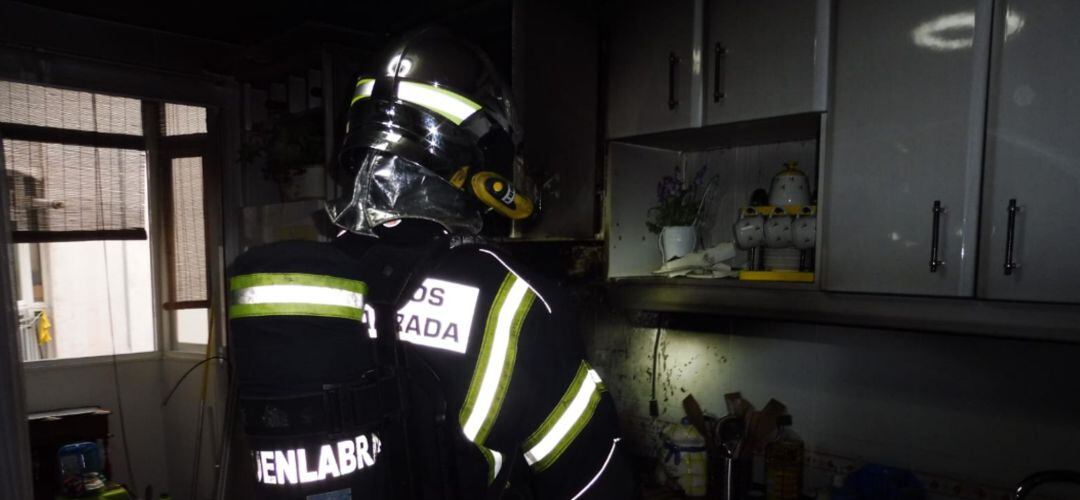 Los bomberos sofocaron las llamas que se iniciaron en la cocina de la vivienda
