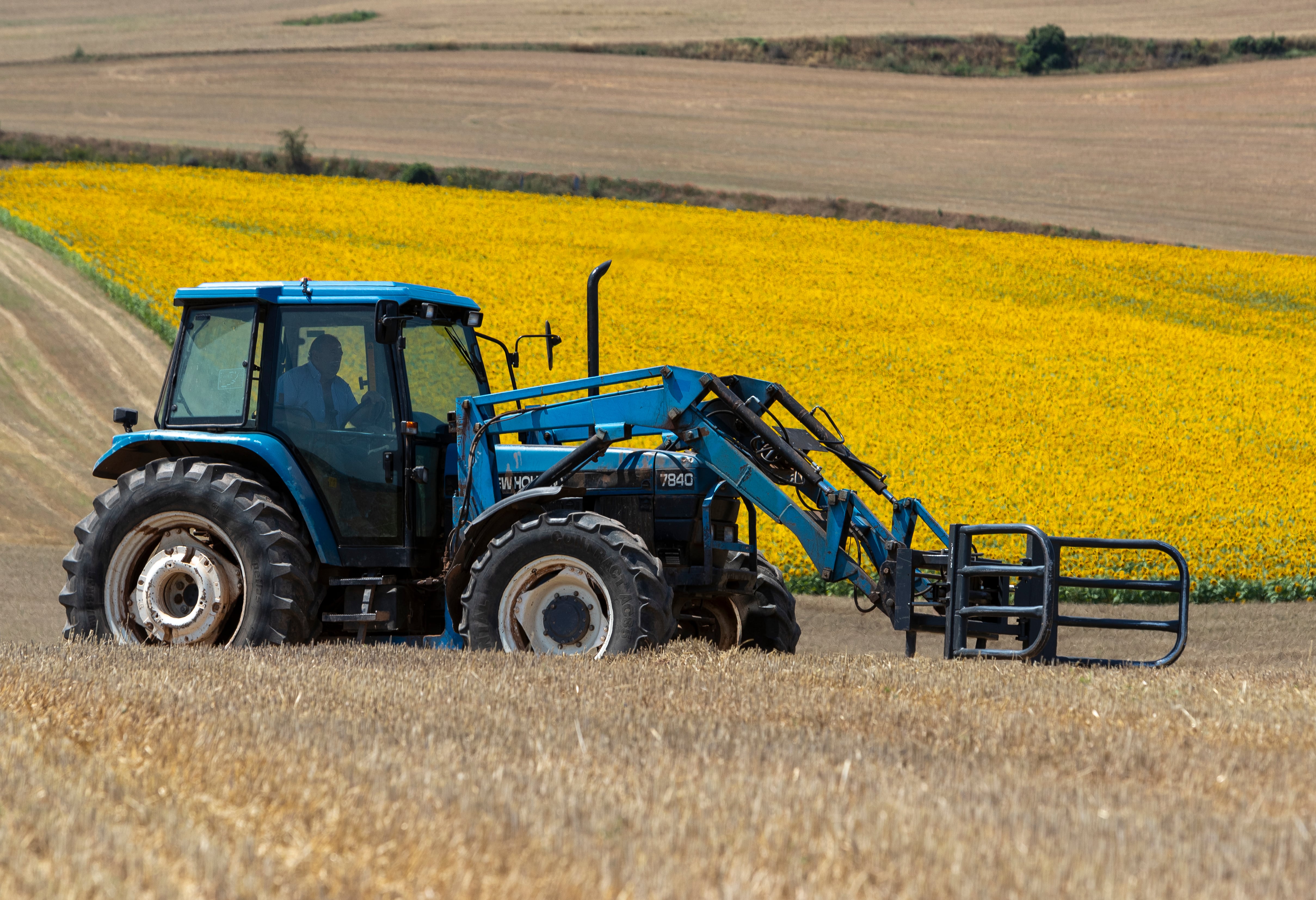 ZARAGOZA 09.07.2023.- Cuando la cosecha de cereal se acerca a su fin se espera que esta sea escasa, con la sequía como resposable de su baja producción. En la imagen un tractor pasa sobre los campos recien segados.-EFE/JAVIER BELVER
