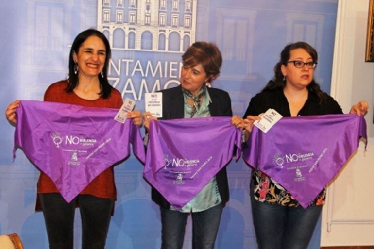 Soraya Merino, concejala de Juventud, Adoración Martín, concejala de Igualdad, y María Eugenia Escaja, Vicepresidenta de AZEHOS; en la presentación de la iniciativa