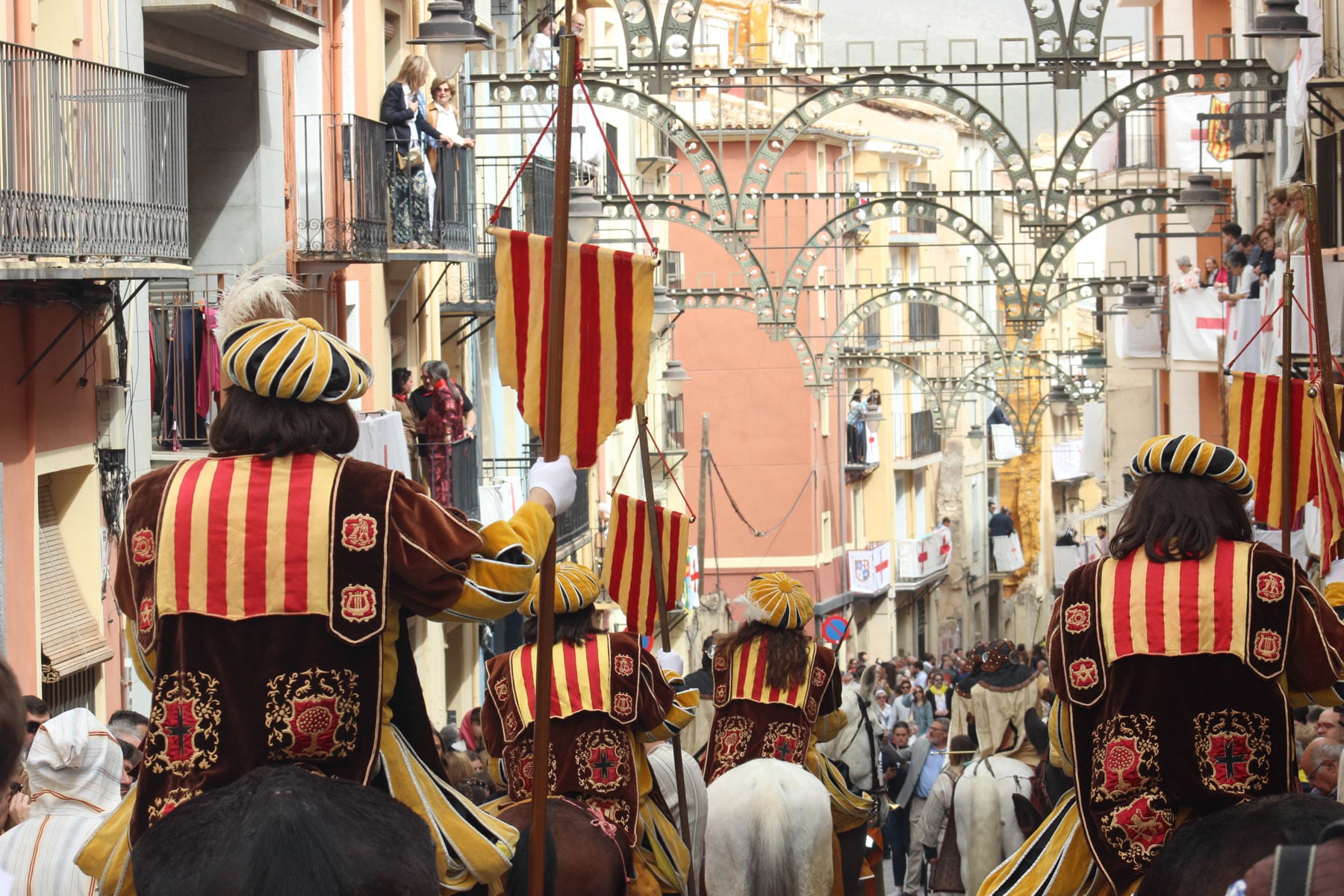 Los heraldos al inicio del desfile de la Gloria Infantil