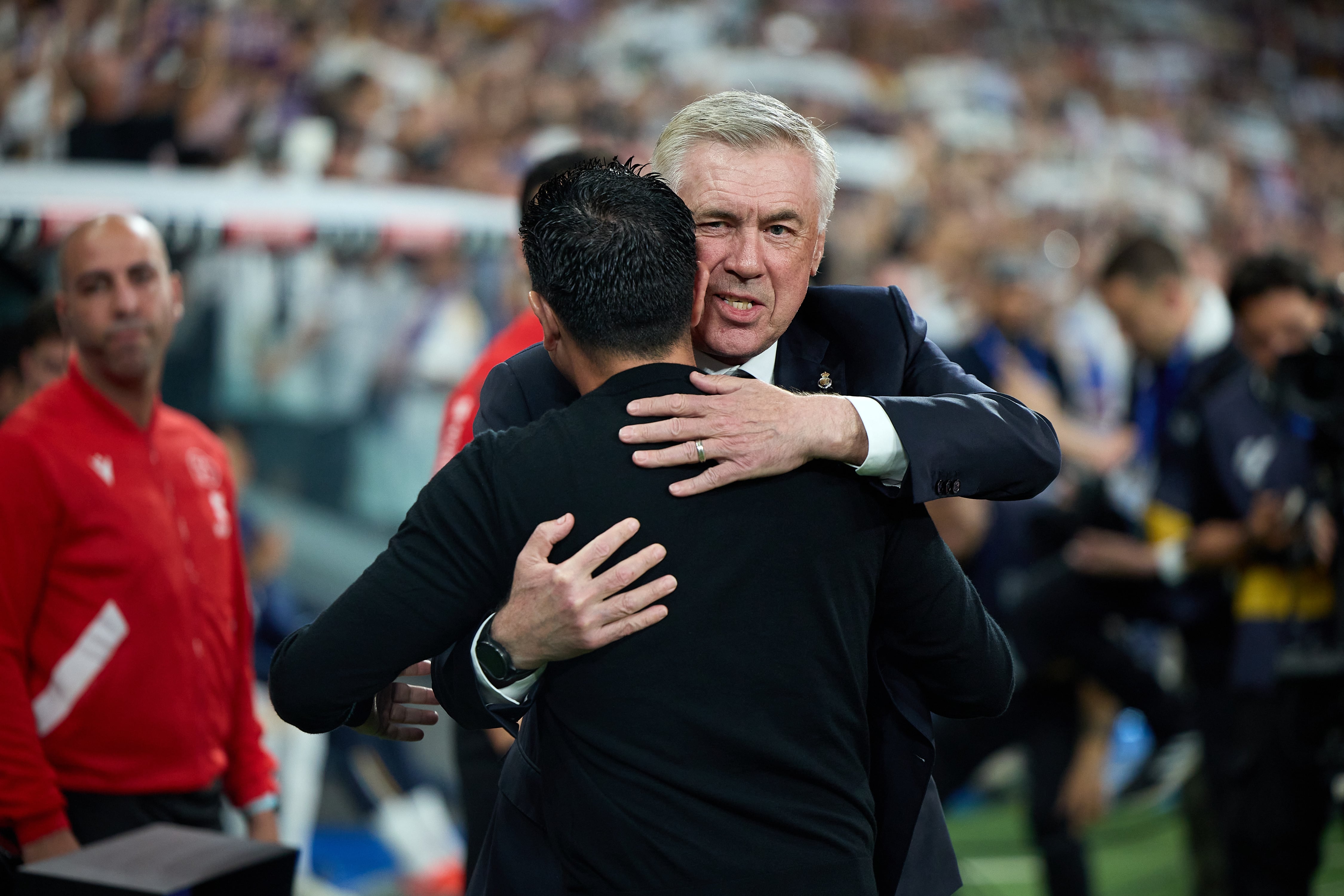 Carlo Ancelotti y Xavi Hernández se saludan antes de &#039;El Clásico&#039;