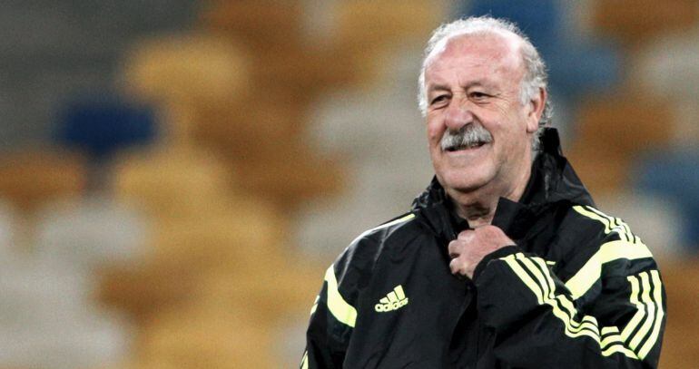 Del Bosque sonríe en un entrenamiento de España