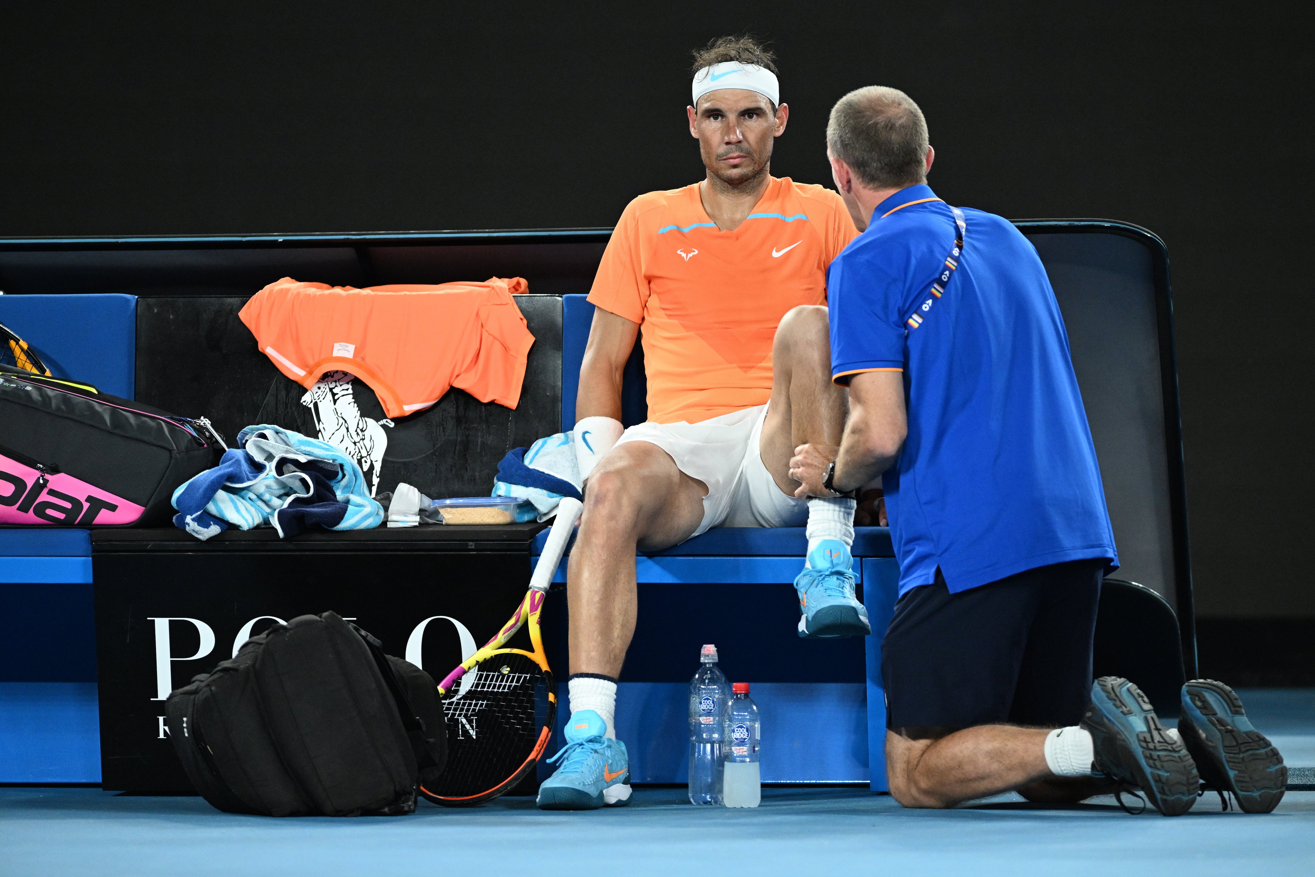 Rafa Nadal tratado de sus problemas físicos durante el Open de Australia.