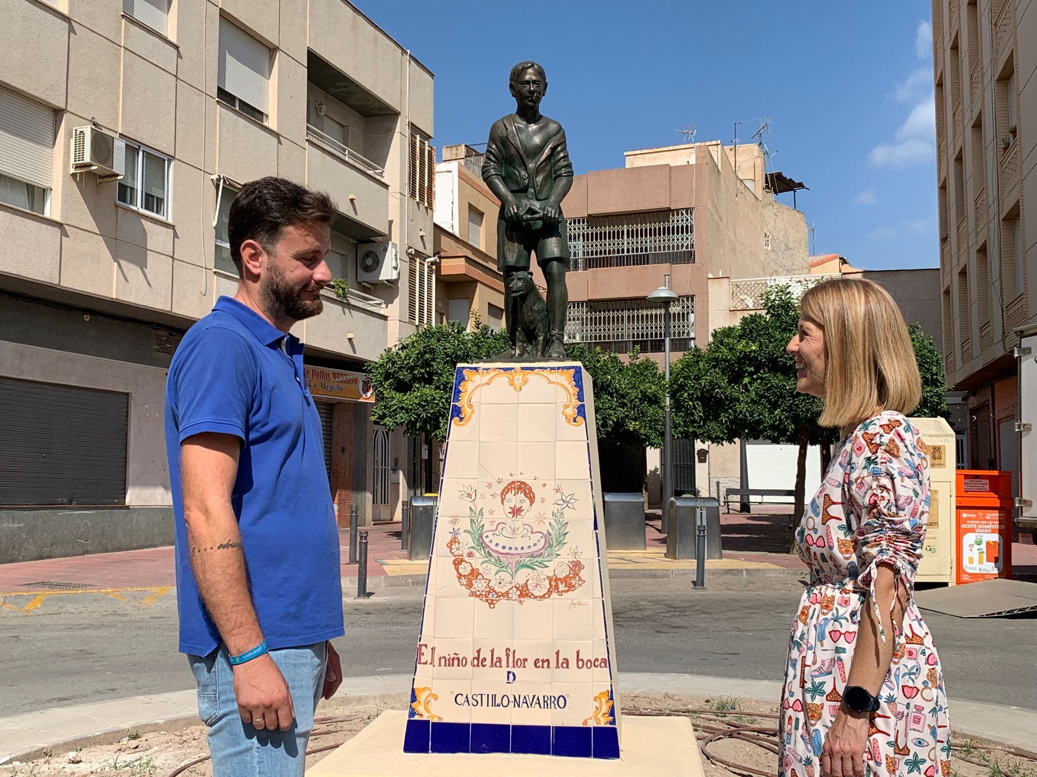 Antonio David Sánchez, edil de Parques y Jardines y Rosa María Medina, edil de Desarrollo Local junto a la escultura  ‘El niño de la flor en la boca’