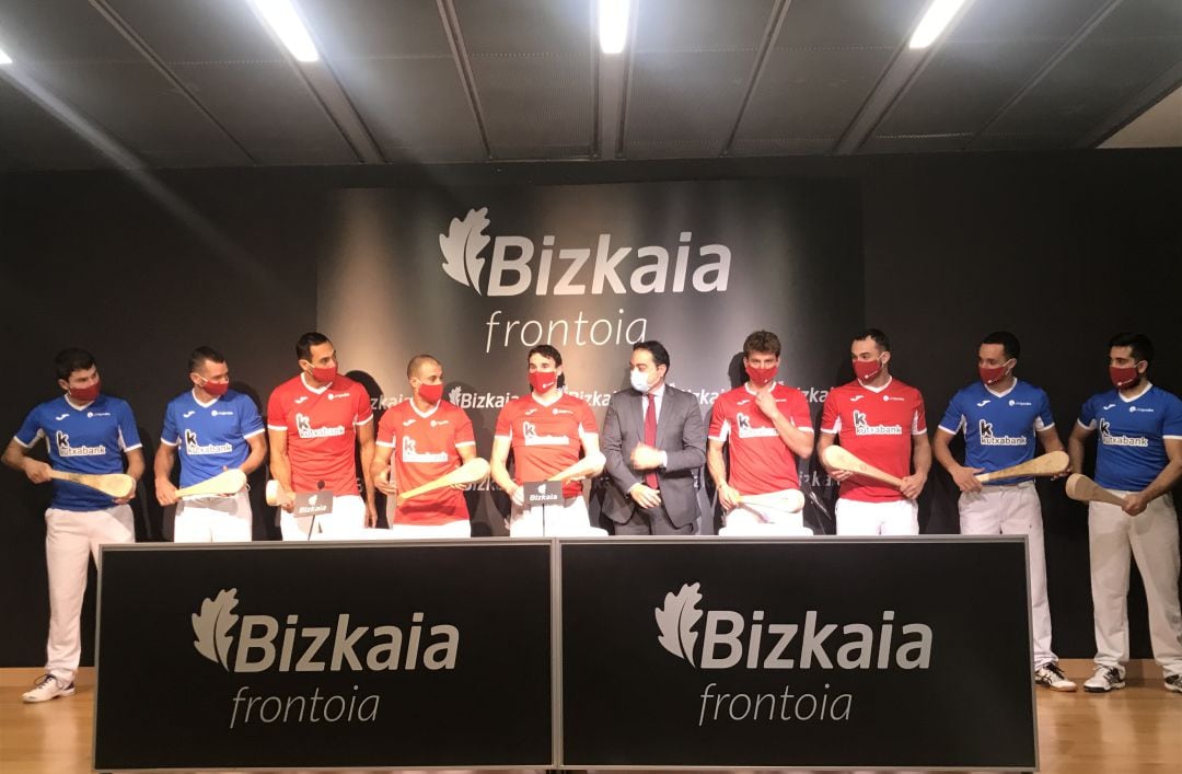 Los palistas de la Liga  Kutxabank posan en la presentación del torneo