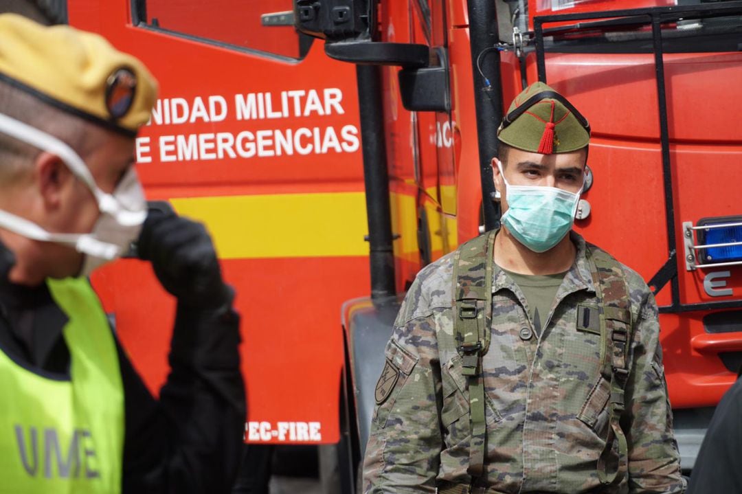 Militares de la UME este domingo en el hospital Virgen de las Nieves de Granada realizando labores de desinfección de zonas comunes