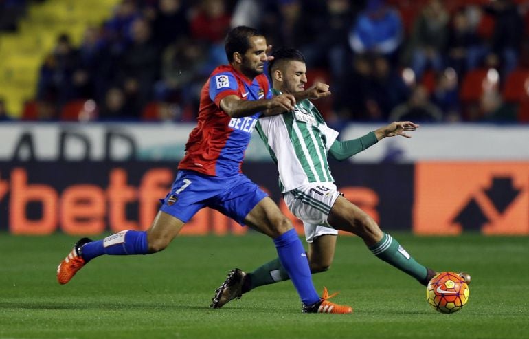 El jugador del Levante Verza (i) pelea un balón con Cejudo, del Betis, durante el partido de Liga en Primera División que están disputando esta noche en el estadio Ciudad de Valencia. EFE-Juan Carlos Cárdenas