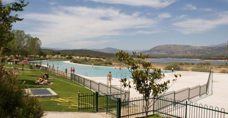 La zona de Riosequillo en Buitrago de Lozoya se convierte en la mejor alternativa a la ausencia de playa