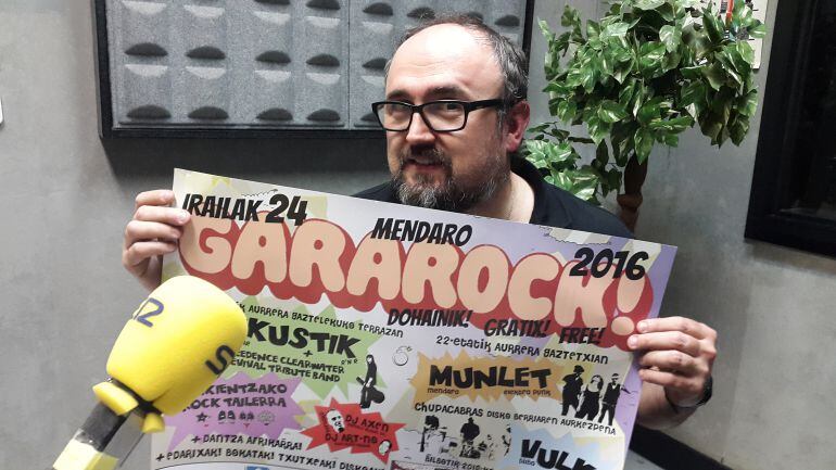 Ina, integrante de Munlet, posa con el cartel del festival &#039;Gararock&#039;