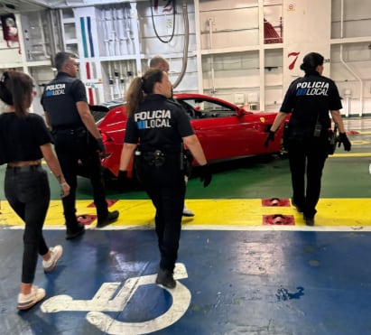 Los agentes con el Ferrari en la bodega del buque