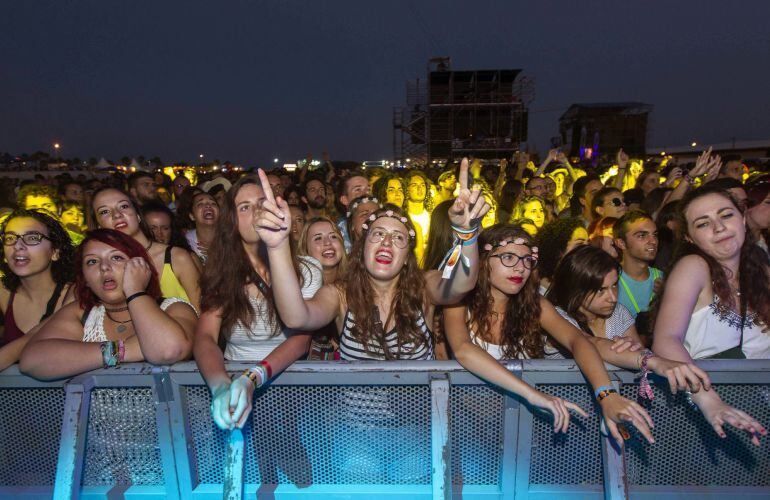 GRA211. BURRIANA (CASTELLÓN), 02/08/2015.- Ambiente en la jornada de despedida del Festival Arenal Sound, celebrada hoy en la playa de El Arenal, en Burriana (Castellón). EFE/Domenech Castelló