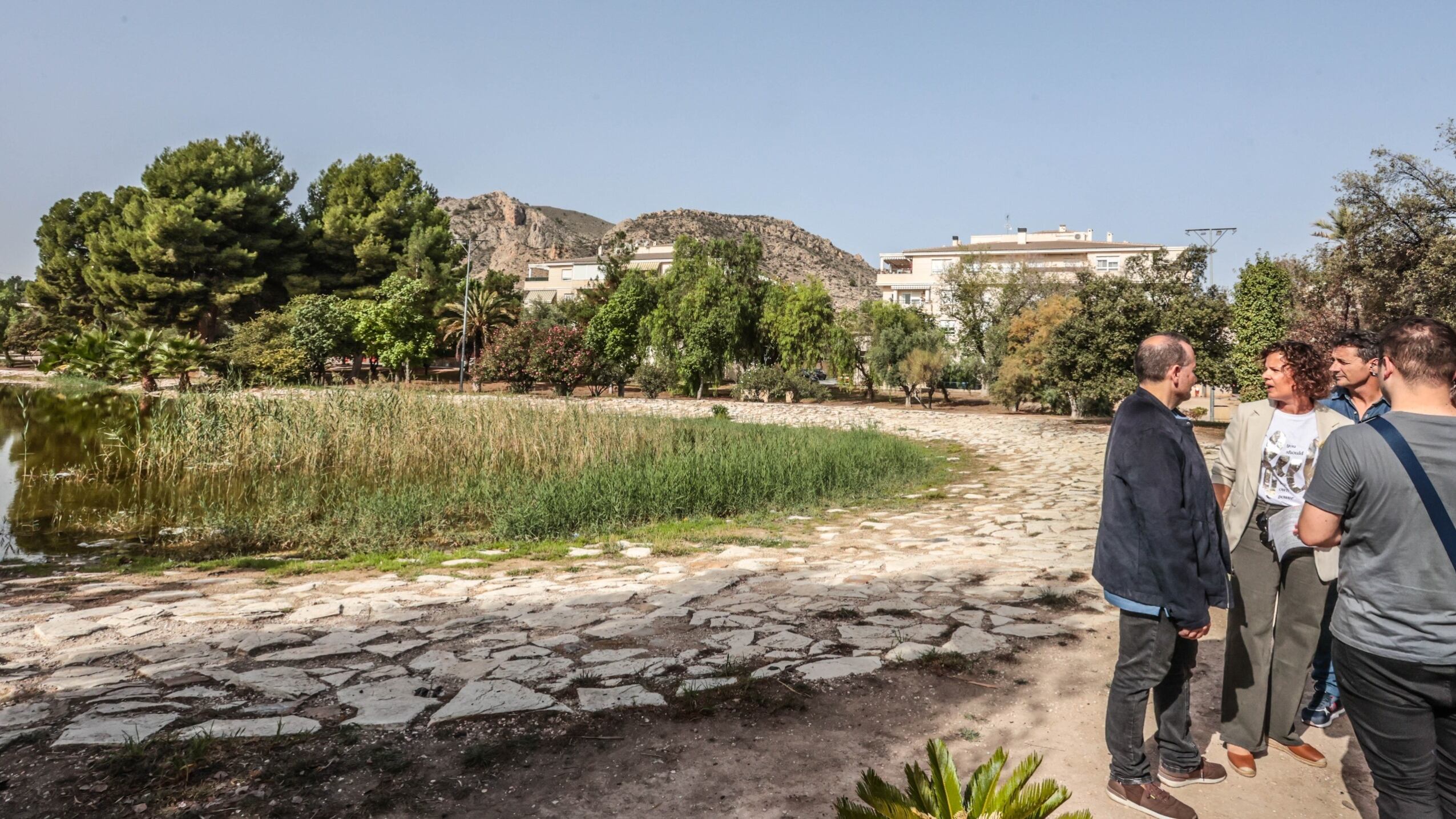 El PP de Elda ha puesto el foco en el lago que se encuentra en los Jardines del Vinalopó