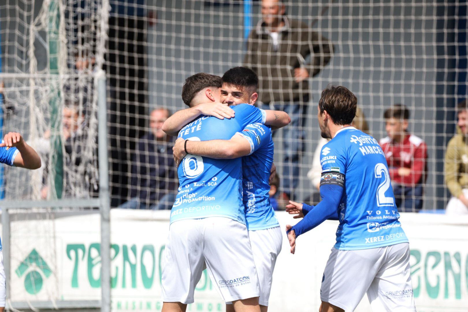 Carri felicitado por sus compañeros tras el gol