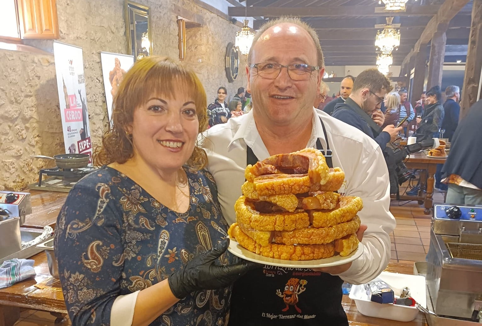 Los gerentes del Restaurante Antonio, muy felices, posan con sus torreznos