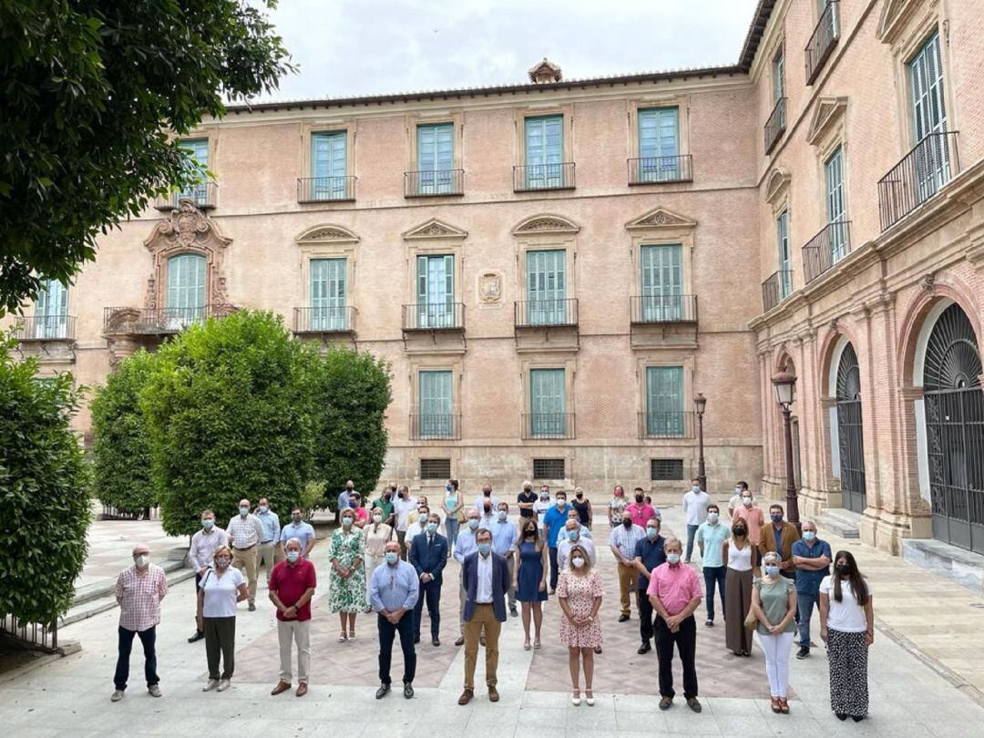 José Ballesta junto a los alcaldes pedáneos y concejales del grupo municipal