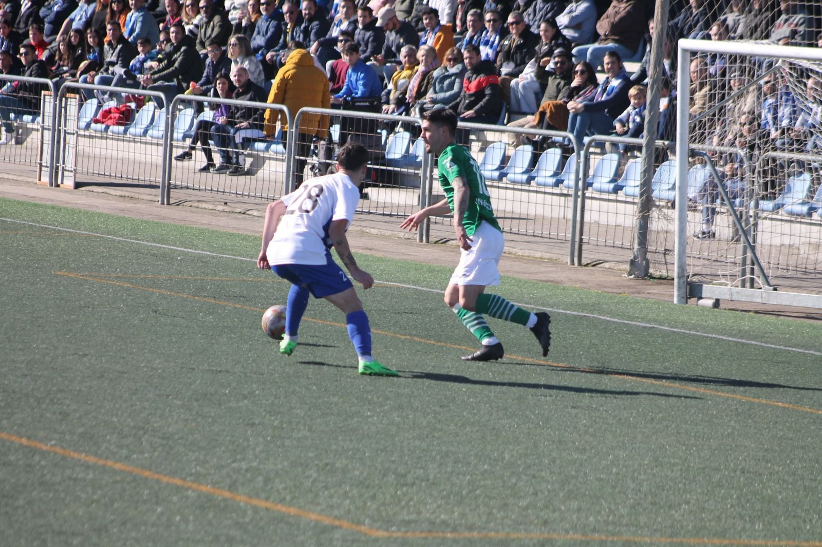 Iván Bueno encara a Rober en el partido de este domingo