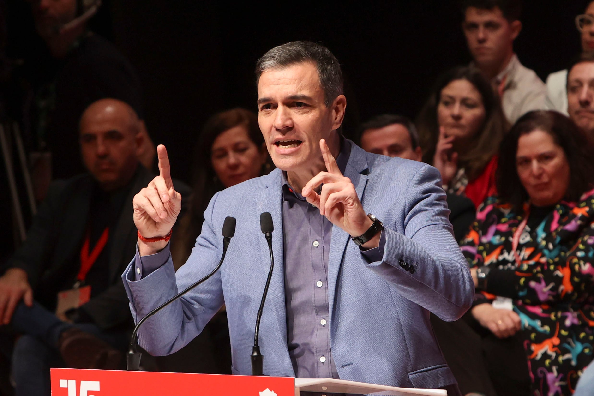 El secretario general del PSOE y presidente del Gobierno, Pedro Sánchez (c), durante su intervención en la clausura el XV Congreso del PSOE de Extremadura, que refrenda a su líder regional, Miguel Ángel Gallardo (2º dcha). EFE/JERO MORALES