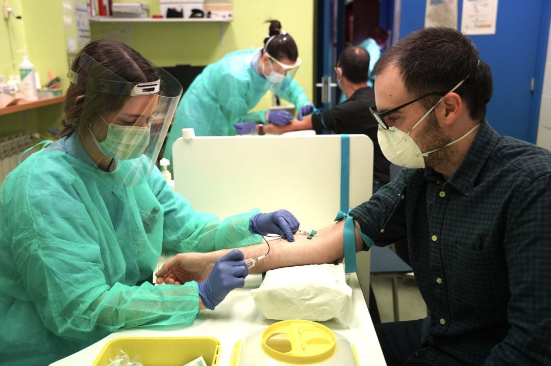 Desciende la edad media de contagiados de covid en Euskadi y se registran dos positivos en niños de corta edad