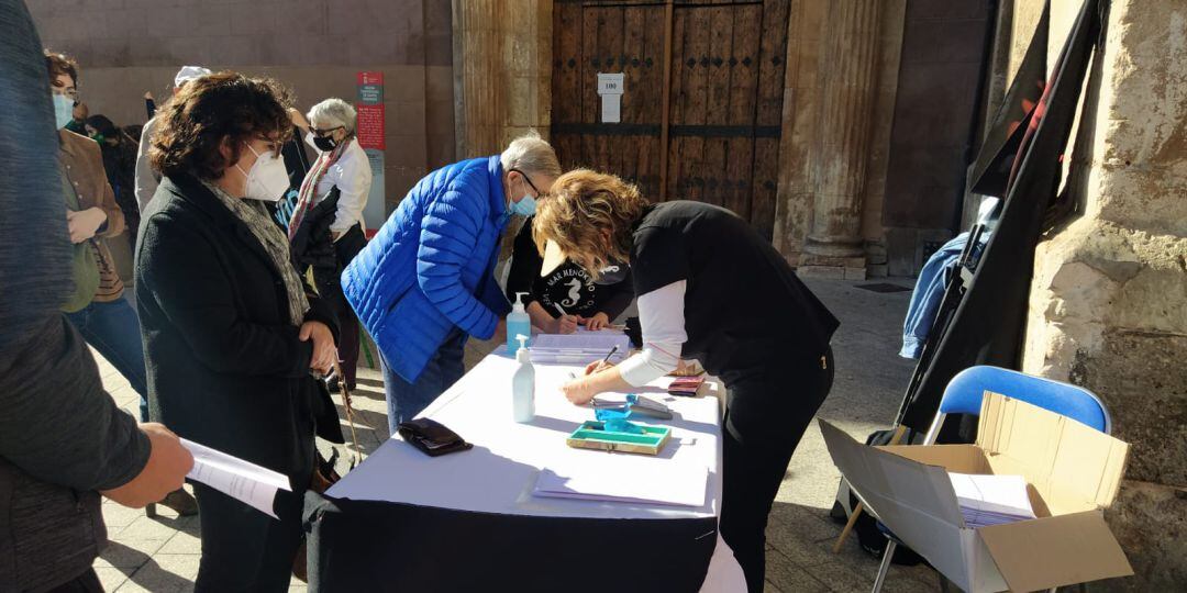 La recogida de firmas para sacar adelante la ILP que pretende dotar de personalidad jurídica al Mar Menor arrancó este fin de semana en varios puntos de la Región de Murcia. En la imagen Plaza de Santo Domingo (Murcia)