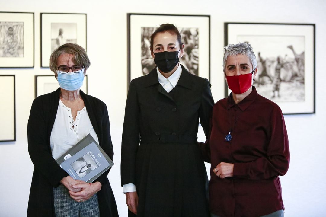 Susana Soto, Carmen Ballvé y María Millán en la exposición tras la rueda de prensa