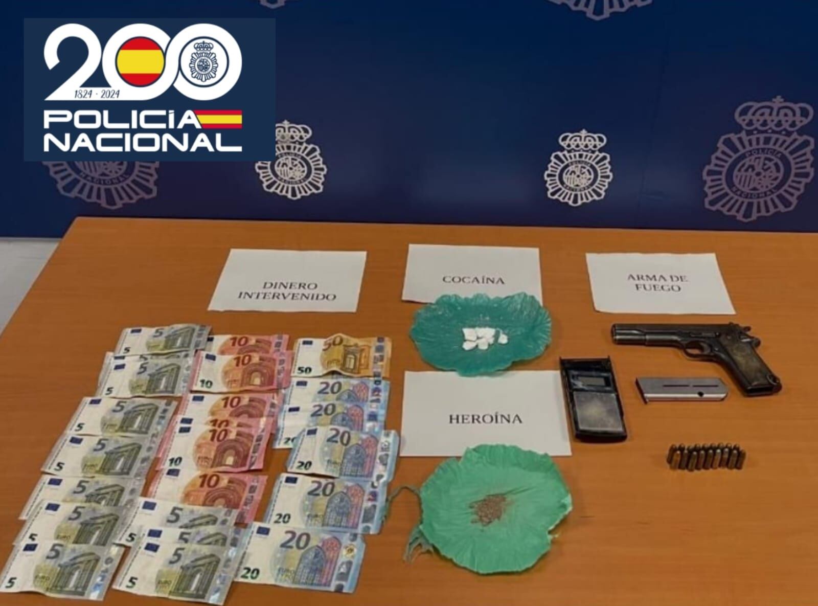 Dinero, droga y armas de las que se ha incautado la Policía Nacional en el marco de la operación 'Cuervo'.