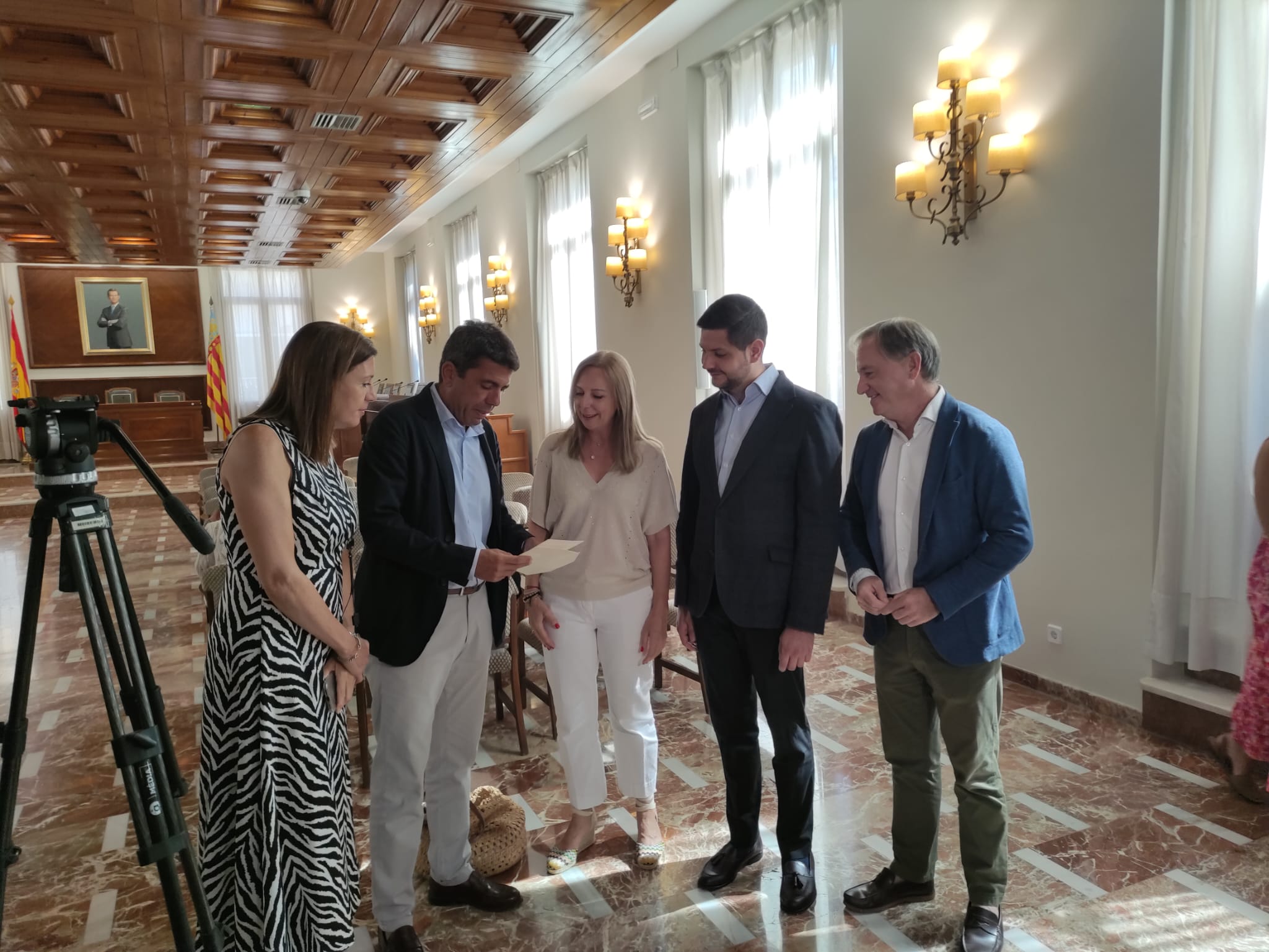El president de la Generalitat Carlos Mazón, junto a las autoridades municipales, durante su visita a Gandia.