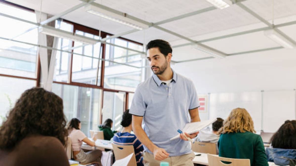 "Me llamaban maricón por los pasillos": un profesor denuncia el aumento de agresiones hacia los docentes en las aulas
