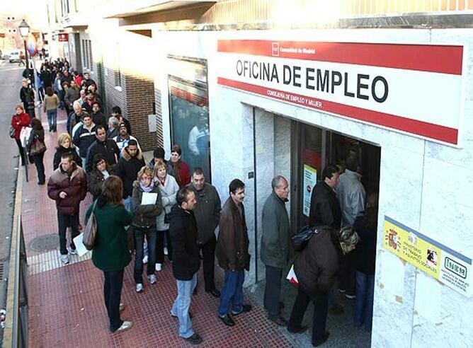 Numerosos parados hacen cola junto a las oficinas de la INEM