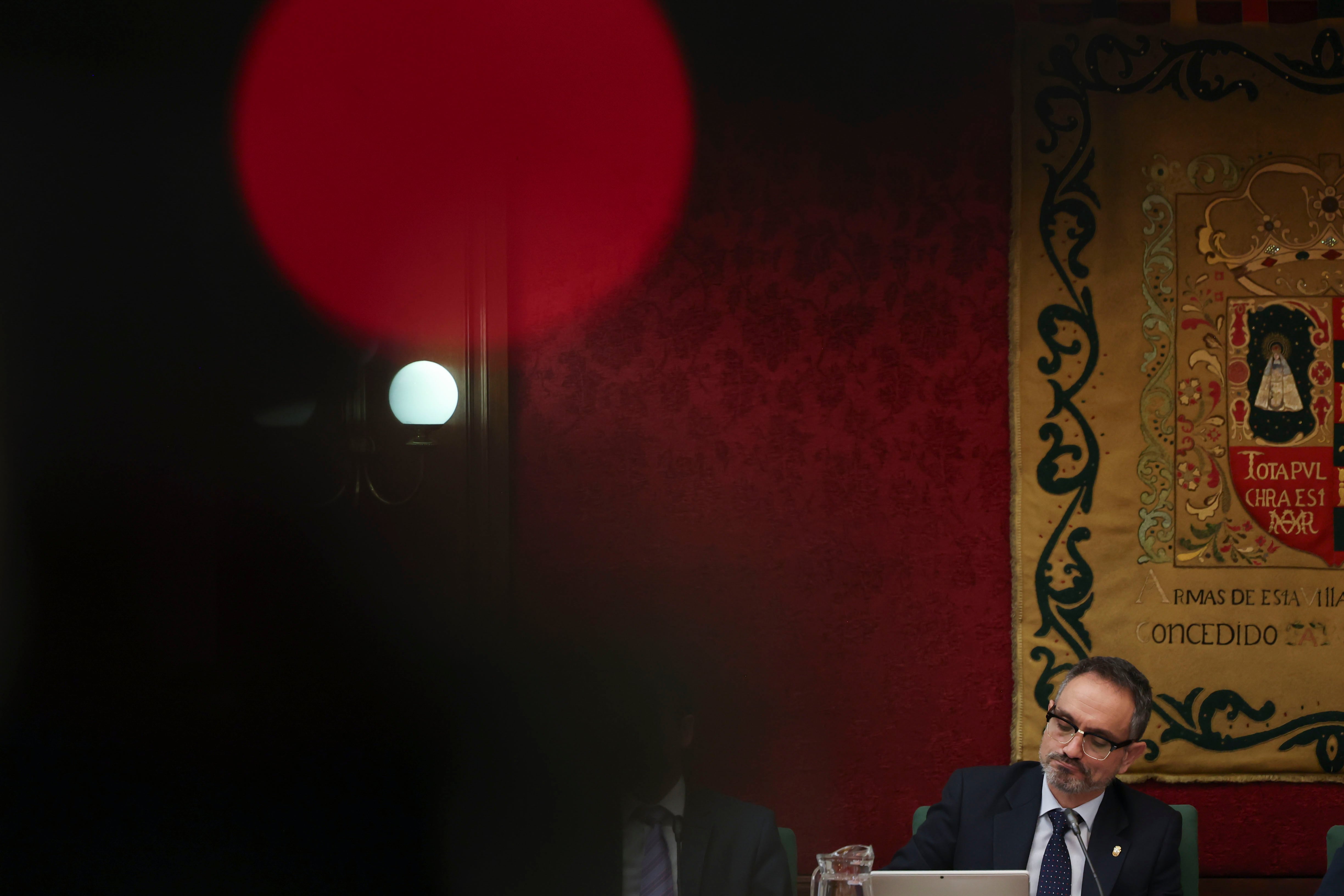 MÓSTOLES (MADRID), 24/02/2026.- El alcalde de Móstoles, Manuel Bautista (c), durante el pleno extraordinario del Ayuntamiento solicitado por todos los partidos de la oposición para pedirle explicaciones de las acusaciones de acoso laboral y sexual de una exconcejal del PP, que ha presentado una querella en la que también incluye al Partido Popular, este martes en la localidad madrileña. EFE/ Kiko Huesca