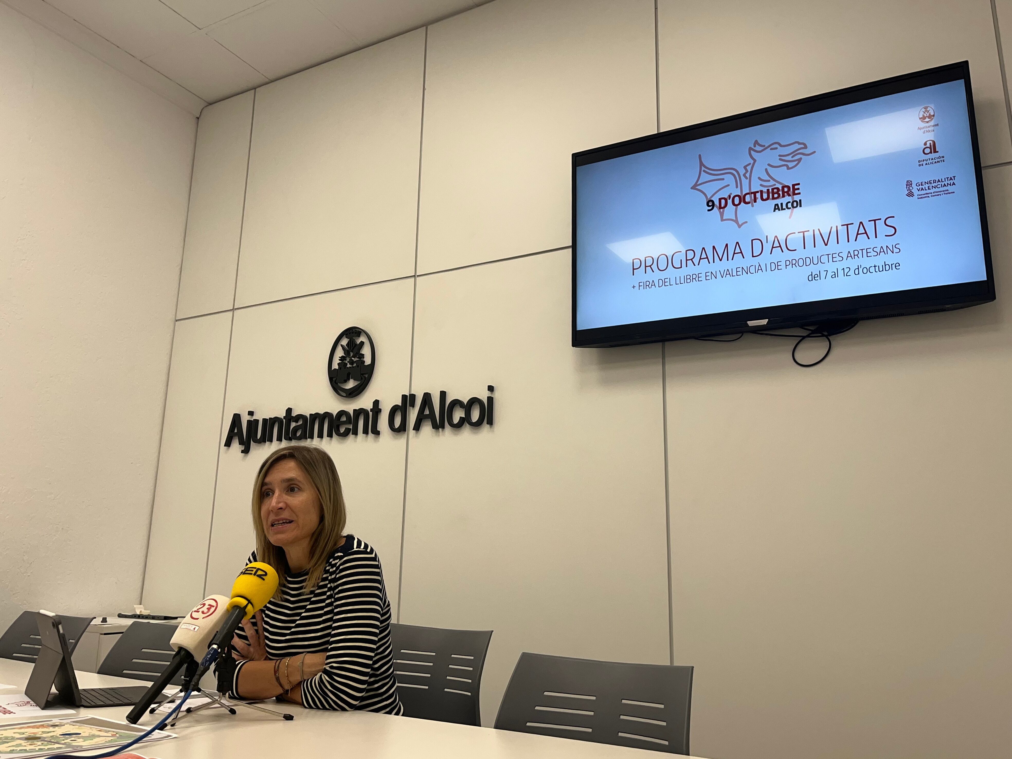 La regidora de Cultura, Elisa Guillem, presentant en roda de premsa la proramació amb motiu del 9 d'Octubre a Alcoi.