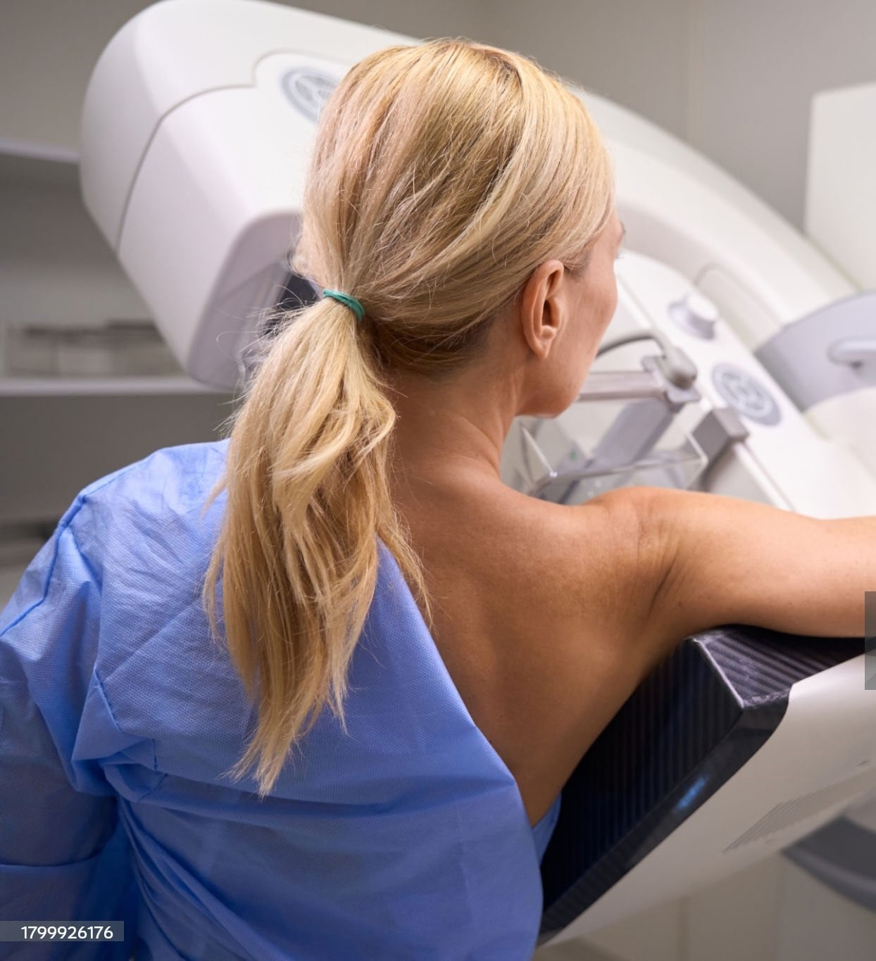 Mujer realizándose una mamografía en una imagen de archivo