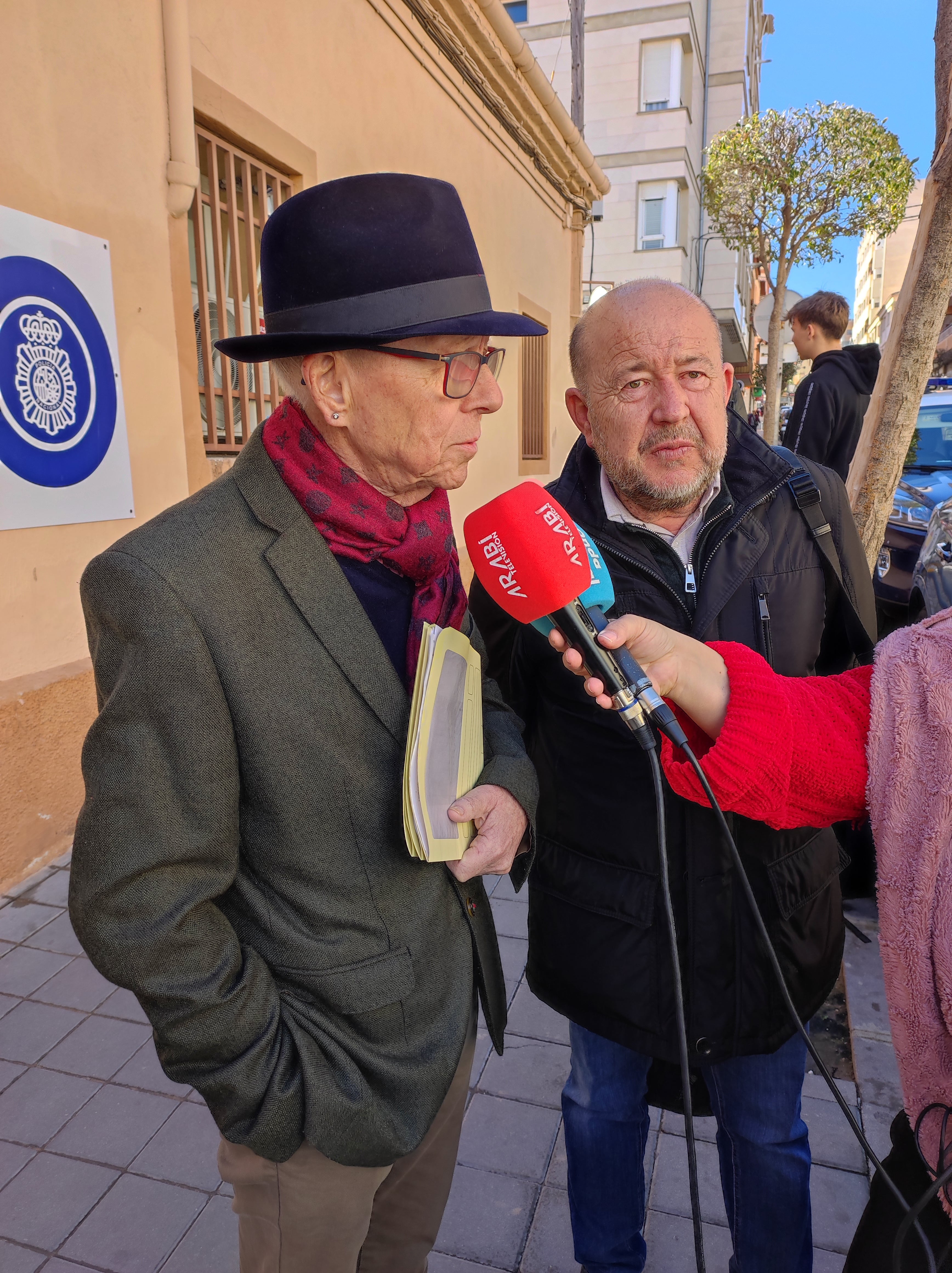 Los concejales Cristobal Ruiz y Francisco Guillem a las puertas de la Comisaria de Policia Nacional tras interponer la denuncia