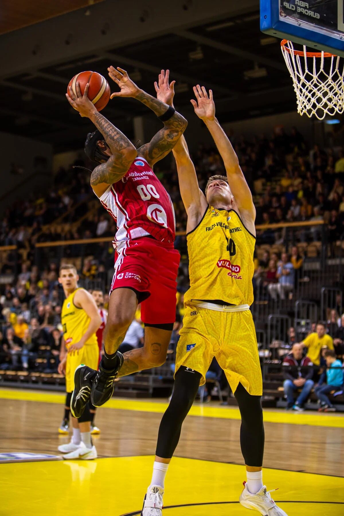 Robinson lanza a la canasta del Falco