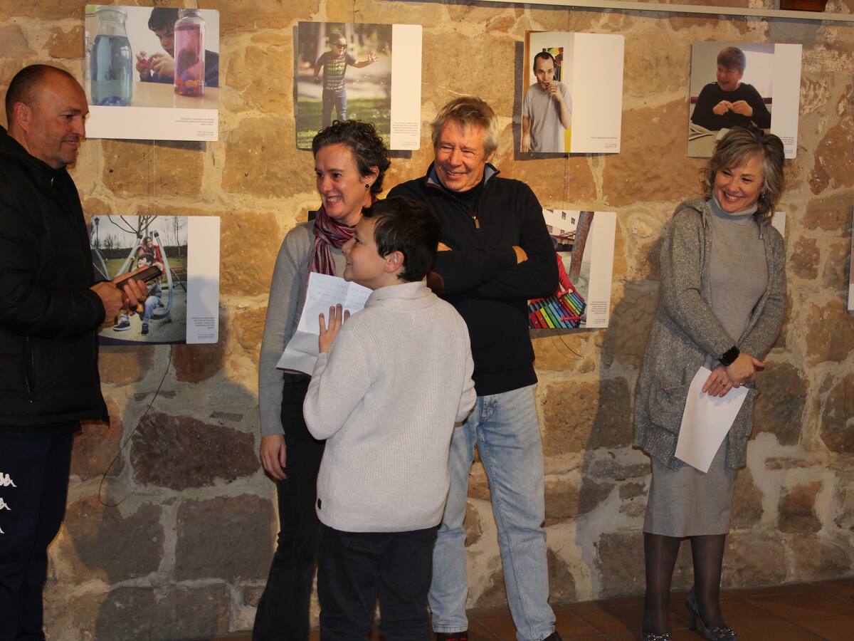Aguilar recibe con entusiasmo la exposición fotográfica “Un feliz viaje por la vida” de la Federación Autismo de Castilla y León