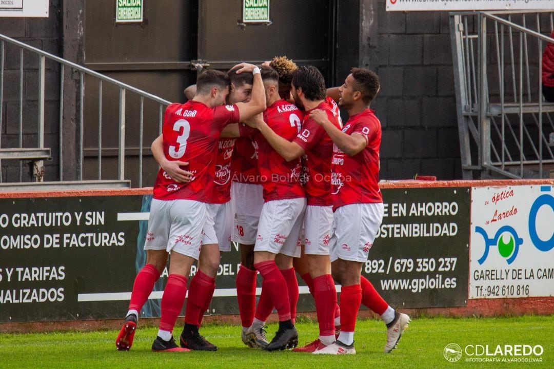 Los jugadores del Laredo celebran un tanto en San Lorenzo