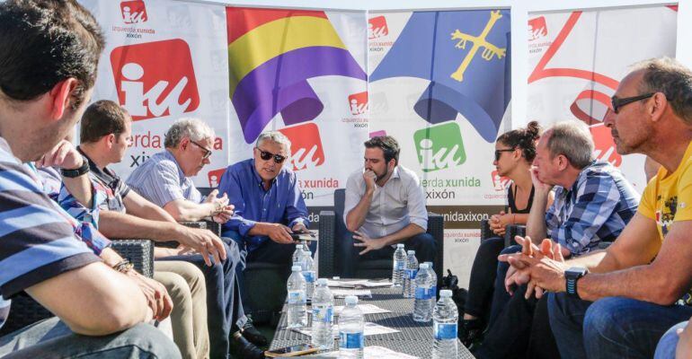 Alberto Garzón, con militantes de Izquierda Unida en un acto en Asturias.