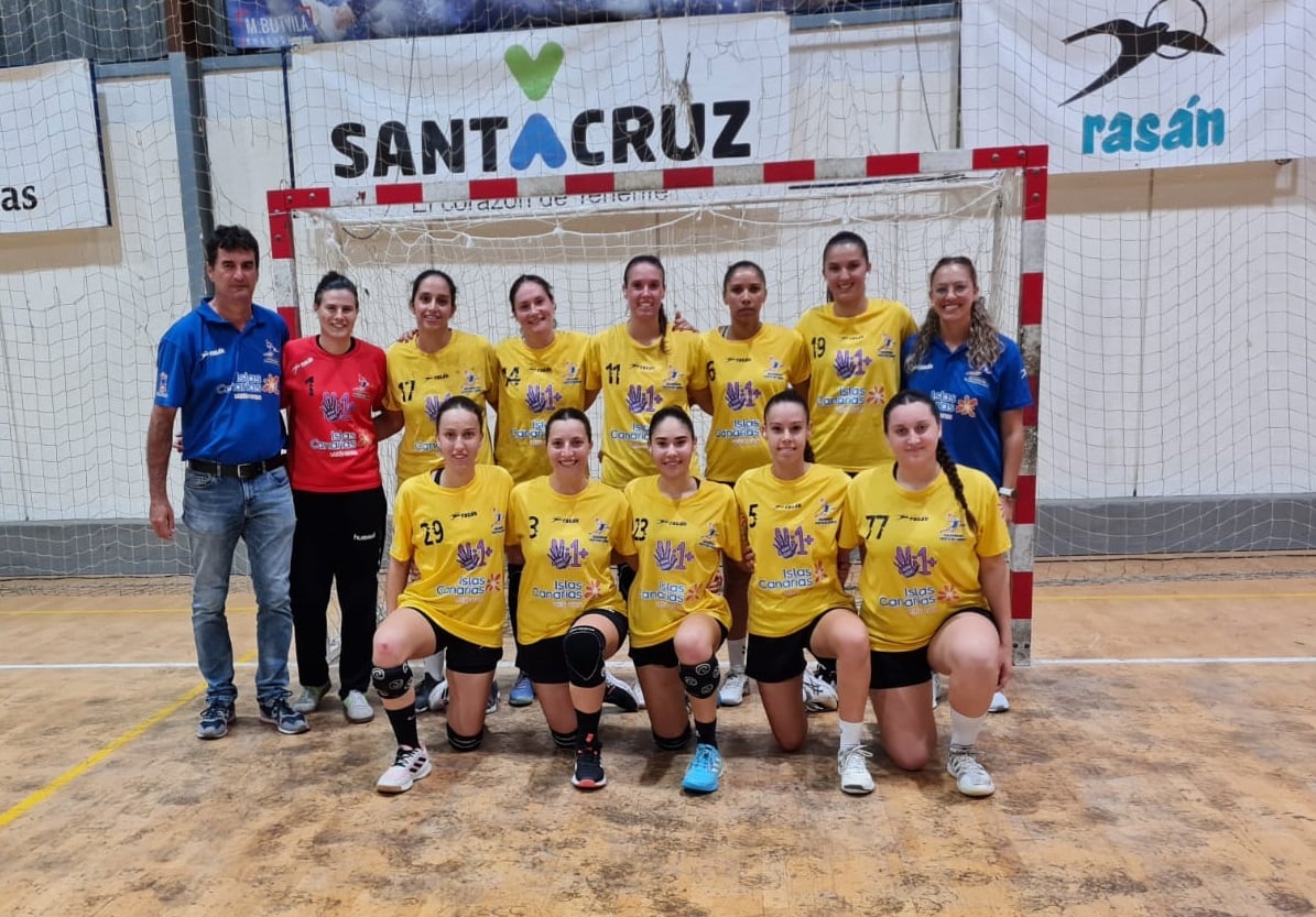 Jugadoras y técnico del CB Puerto del Carmen.