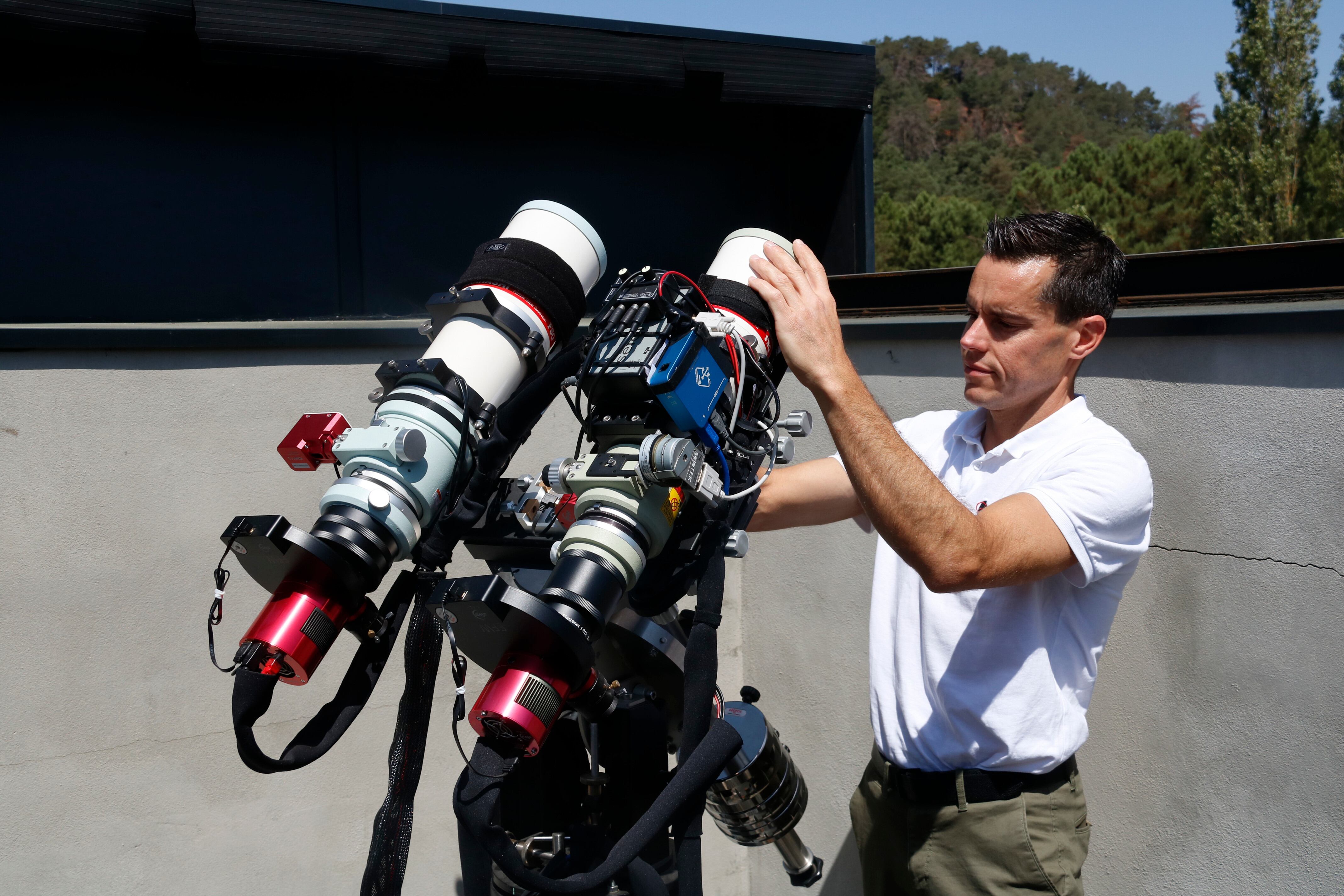 El responsable del Parc Astronòmic de Prades, Aleix Roig, manipulant un parell de telescopis